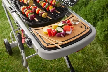 Weber Traveler Snijplank sfeerbeeld spiezen, Weber, Tuincentrum Outlet