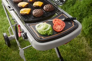 Weber Traveler Snijplank sfeerbeeld zwart groenten, Weber, Tuincentrum Outlet