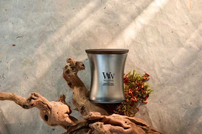 WW Candescent Coast Medium Candle - Silver sfeerbeeld, Woodwick, tuincentrumoutlet.com