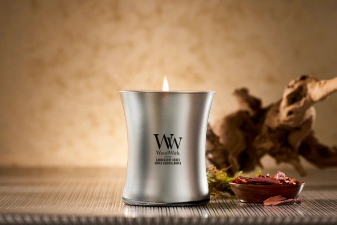 WW Candescent Coast Medium Candle - Silver sfeerfoto, Woodwick, tuincentrumoutlet.com