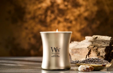 WW Cypress Ore Medium Candle - Warm Nickel sfeerbeeld, Woodwick, tuincentrumoutlet.com