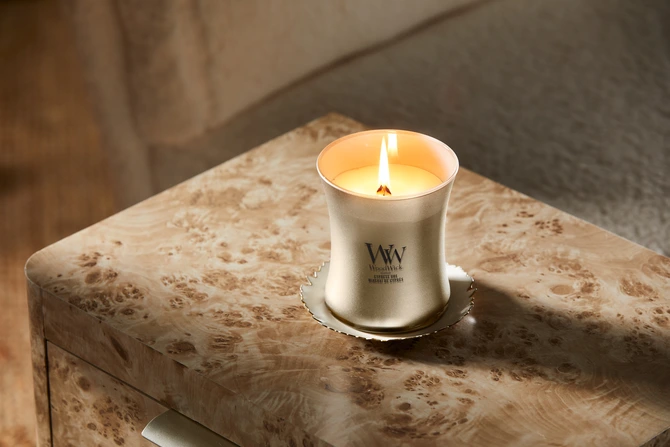 WW Cypress Ore Medium Candle - Warm Nickel sfeer, Woodwick, tuincentrumoutlet.com