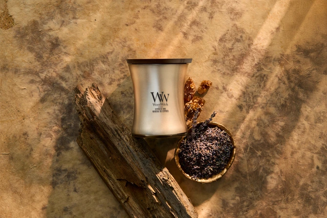 WW Cypress Ore Medium Candle - Warm Nickel sfeerfoto, Woodwick, tuincentrumoutlet.com