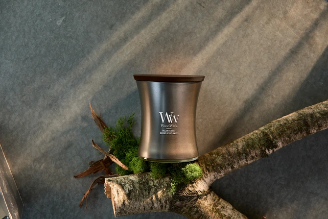 WW Melanite Mist Medium Candle - Gunmetal sfeerfoto, Woodwick, tuincentrumoutlet.com