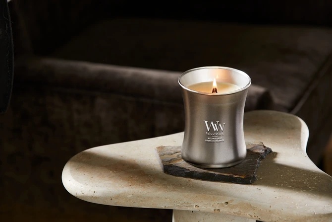 WW Melanite Mist Medium Candle - Gunmetal sfeerbeeld, Woodwick, tuincentrumoutlet.com