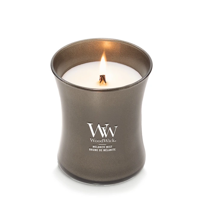 WW Melanite Mist Medium Candle - Gunmetal brandend, Woodwick, tuincentrumoutlet.com