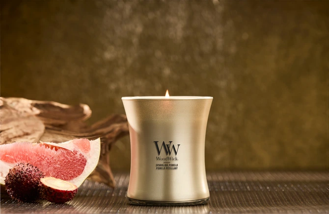 WW Sparkling Pomelo Medium Candle - Champagne sfeerfoto, Woodwick, tuincentrumoutlet.com