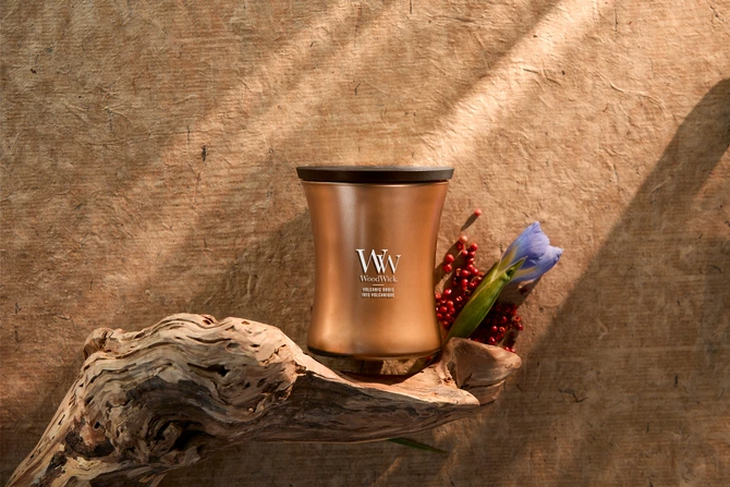 WW Volcanic Orris Medium Candle - Copper sfeerbeeld, Woodwick, tuincentrumoutlet.com