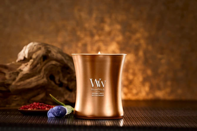 WW Volcanic Orris Medium Candle - Copper sfeerfoto, Woodwick, tuincentrumoutlet.com