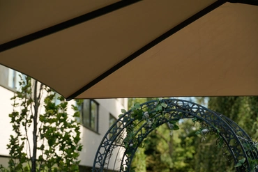 Zweefparasol VirgoFlex ecru 3x3mtr sfeerbeeld, Lesli Living, tuincentrumoutlet.com